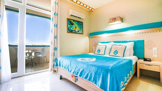 غرفة كبيرة بسرير مزدوج وسريرين منفصلين، Daima Biz Hotel 3/8