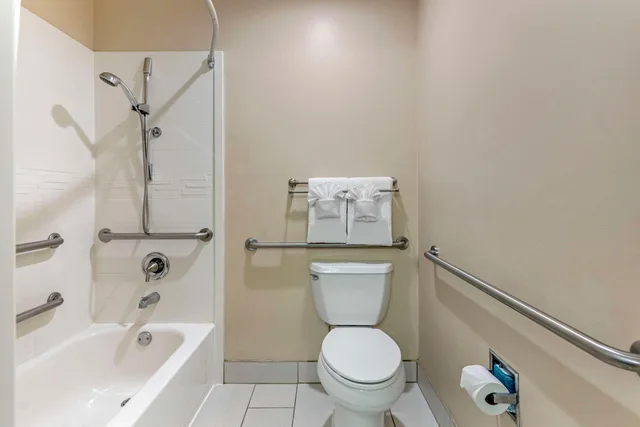 غرفة بسريرين كوين لذوي الإعاقة، Quality Inn Suites Anaheim Maingate 4/4