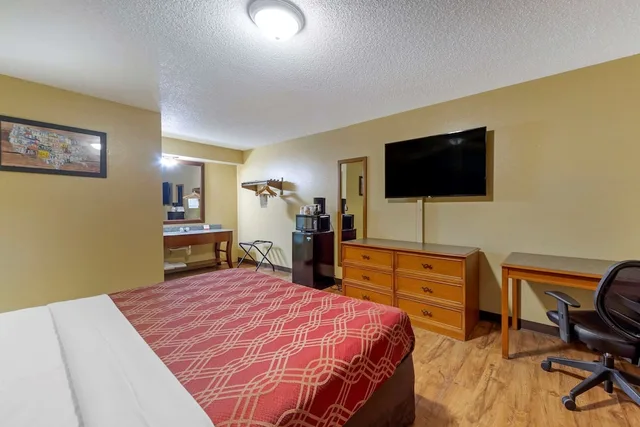 غرفة قياسية بسرير كينج للمدخنين، Econo Lodge Pryor 7/9