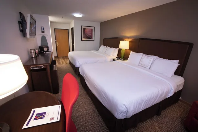 غرفة بسريرين كينج، Alliance Hotel & Suites, a Howard Johnson by Wyndham 6/9