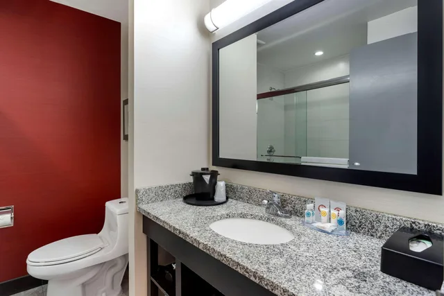غرفة بسريرين كوين، Comfort Inn And Suites Near Stadium 5/5