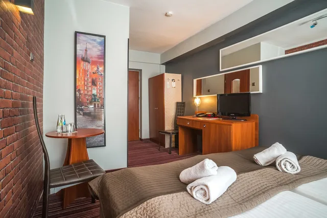 Room, Twin Beds, Delta Hotel 8/10