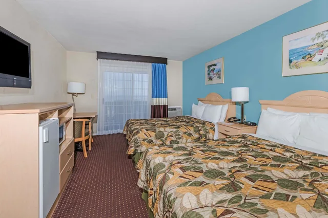 Business, 2 Queen Beds, Ocean View, Howard Johnson By Wyndham Santa Cruz Beach Boardwalk 6/7