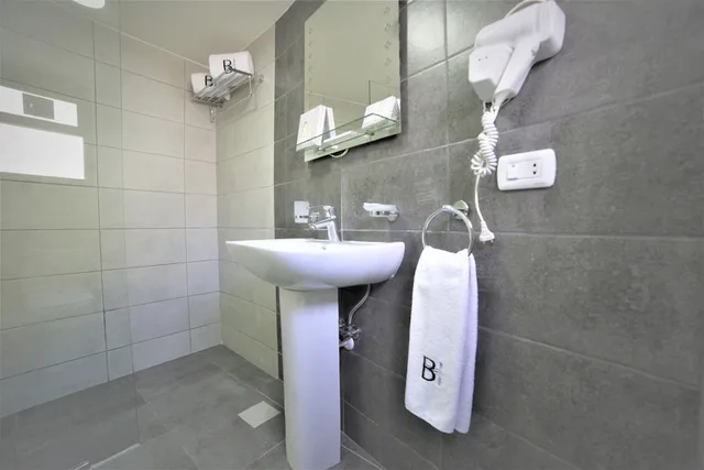 جناح تنفيذي بسرير كينج بإطلالة على المدينة مع أريكة، Beverly Hotel, Beirut 6/6