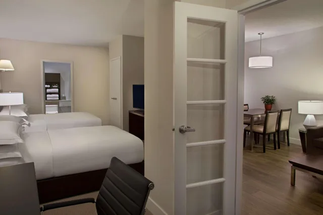 جناح بسرير مزدوج بغرفة نوم واحدة مع أريكة بمطبخ، Hilton Toronto Markham Suites Conference Centre Spa 2/5