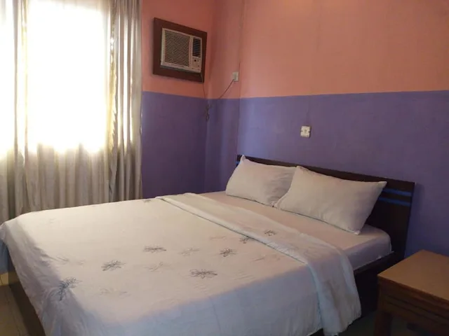 غرفة ملكية بسرير كوين، Holla-Jobi Guest House 1/2