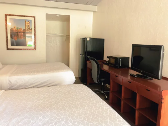 Room, 2 Queen Beds, Super 8 by Wyndham San Jose Airport 3/4