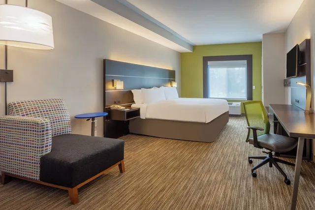 غرفة قياسية بسرير كينج، Holiday Inn Express Hotel And Suites Charlotte Arrowood 4/5
