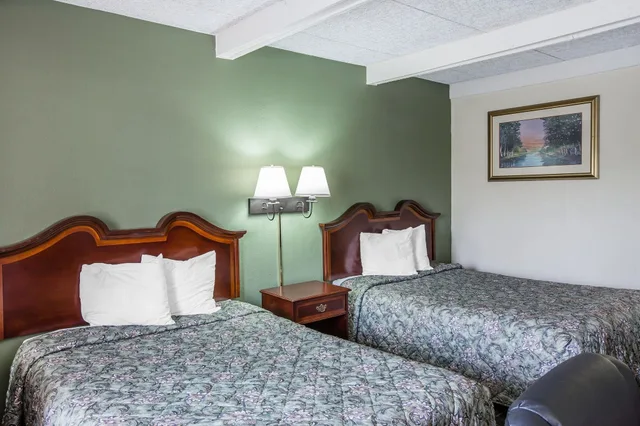 غرفة قياسية بسريرين كوين، Rodeway Inn Laurens SC 2/3