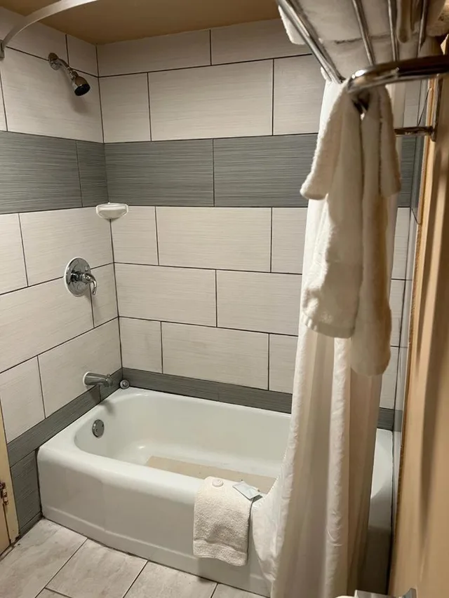 Room, King Bed, Howard Johnson 8/9