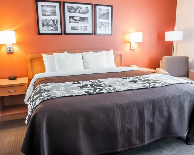 غرفة بسرير كينج لذوي الإعاقة، Sleep Inn Suites Lake of the Ozarks 2/3