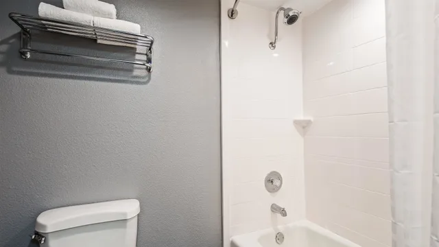 غرفة قياسية بسرير كينج بشرفة للمدخنين، Best Western Yacht Harbor Hotel 9/9