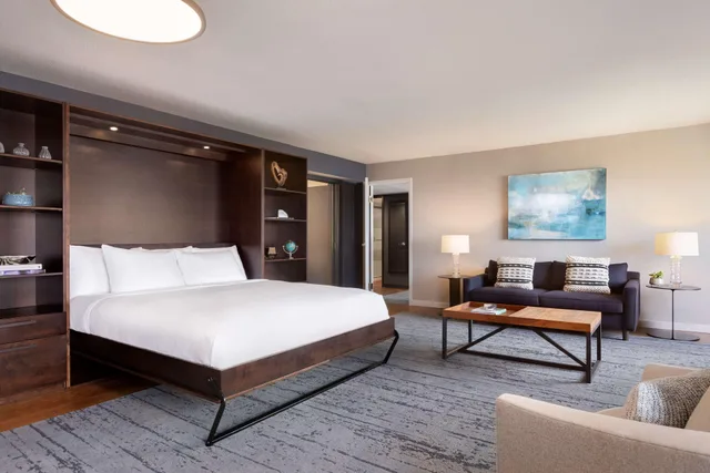 غرفة قياسية بسرير كينج، Hotel Champlain Burlington, Curio Collection by Hilton 1/2