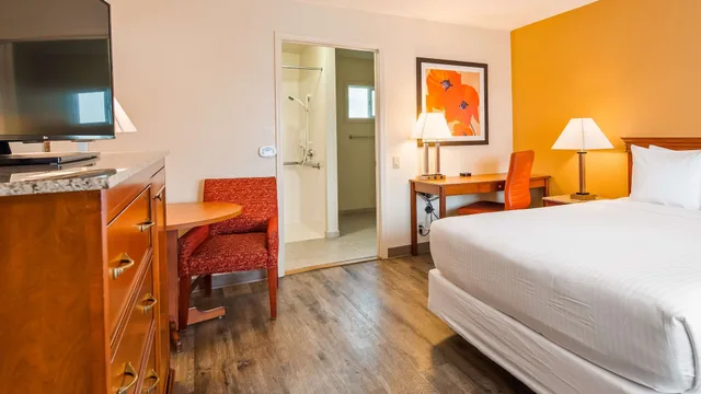 غرفة قياسية بسرير كوين لذوي الإعاقة، Best Western Golden Key 1/7