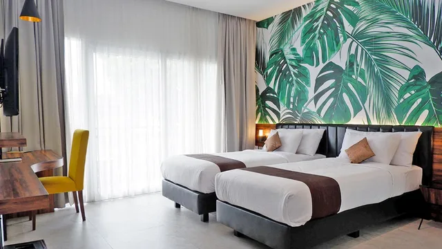 غرفة بسريرين منفصلين بشرفة، Front One Resort Magelang 6/10