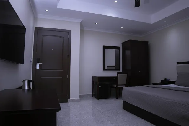 غرفة ديلوكس بسرير كينج، Monarch Hotel 2/5
