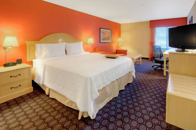 غرفة بسرير كينج مع أريكة، Hampton Inn Fremont 5/10