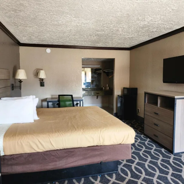 Room, King Bed, Executive Inn Oklahoma City OK 3/3