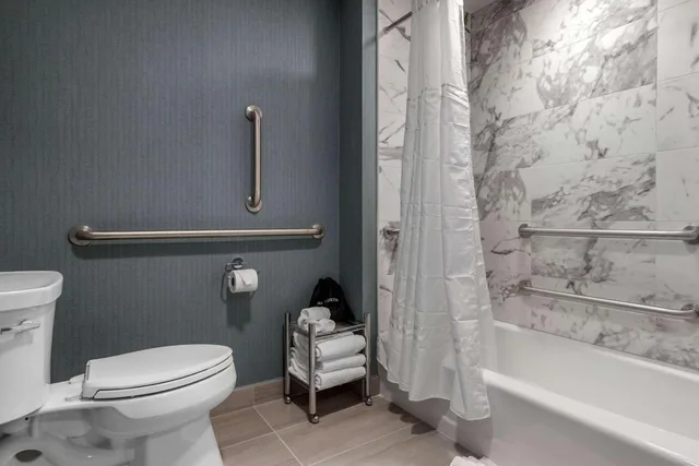 جناح بسرير كينج بحوض استحمام لذوي الإعاقة، Cambria Hotel West Orange 2/4