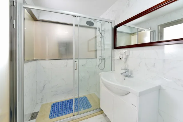 Business, Queen Bed, Yoyo International Apartment 8/10