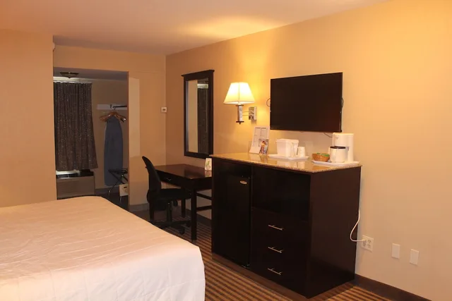 غرفة بسرير كينج، Travelodge by Wyndham Bellmawr 1/1