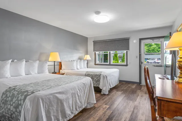 غرفة بسريرين مزدوجين، Glass House Inn 3/10
