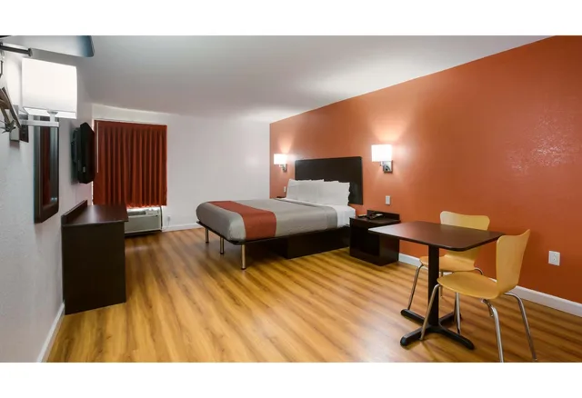 غرفة بسرير كينج للمدخنين، Motel6 Suwanee GA - Gwinnett Center 3/4
