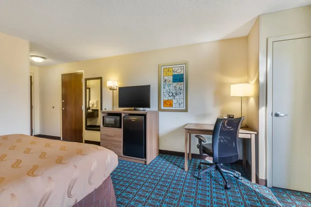 غرفة بسرير كينج مع أريكة، Quality Inn and Suites Sandusky 5/7
