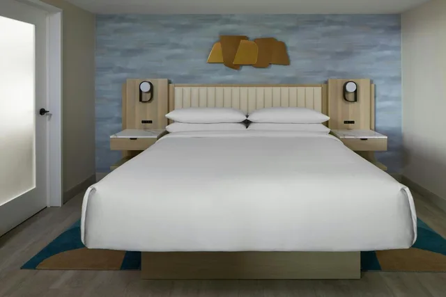 جناح بسرير كينج بغرفة نوم واحدة مع أريكة مع دخول صالة النادي، Toronto Airport Marriott 1/9