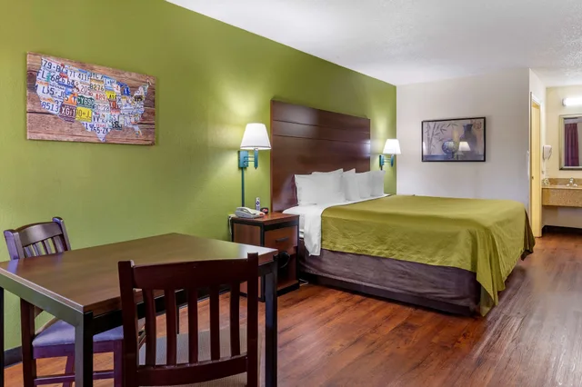 غرفة قياسية بسرير كينج، Econo Lodge Fayetteville, NC 1/3