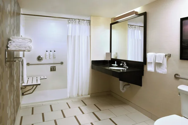 جناح بسرير كينج بغرفة نوم واحدة مع أريكة لذوي الإعاقة، Fairfield Inn Suites Calgary Downtown 1/1