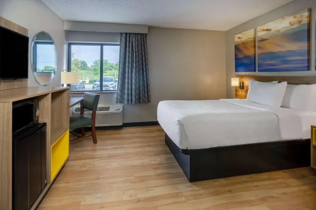 غرفة بسرير مزدوج، Days Inn by Wyndham Pleasant Prairie Kenosh 1/3