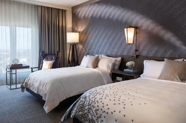 غرفة بسرير مزدوج بشرفة، Renaissance Waterford Oklahoma City Hotel 1/2