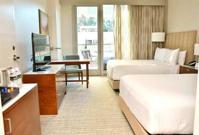 Premium, 2 Queen Beds, Bathtub, Pool Access, Accessible، Intercontinental Hotels Houston Medical Center 3/8