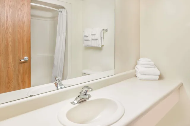 غرفة قياسية بسرير كينج، Days Inn By Wyndham Alpena 8/8