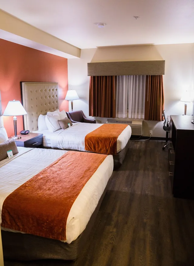 غرفة قياسية بسريرين كوين يُسمح فيها بالحيوانات الأليفة، Best Western Northwest Lodge 3/10