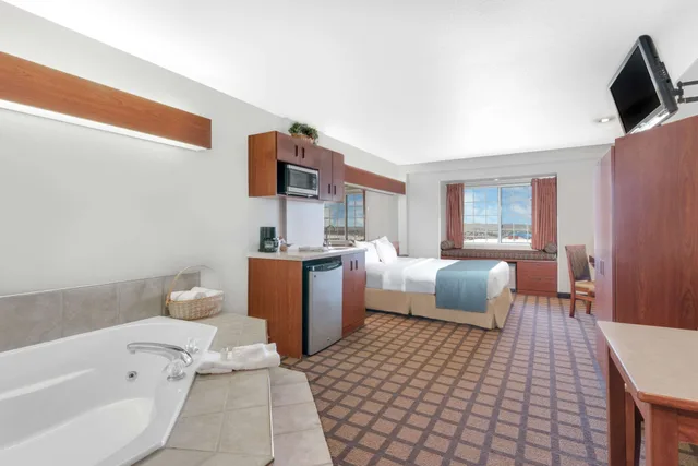 جناح بسرير كوين بحوض جاكوزي، Microtel Inn Suites by Wyndham Rapid City 4/5