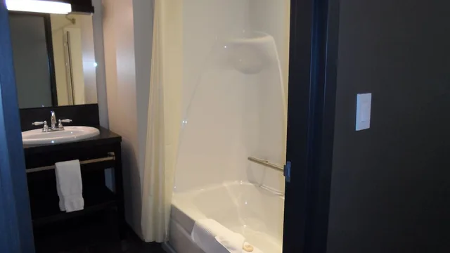غرفة غراند كومفورت تنفيذية بسرير كوين، Grand Times Hotel Sherbrooke 7/8