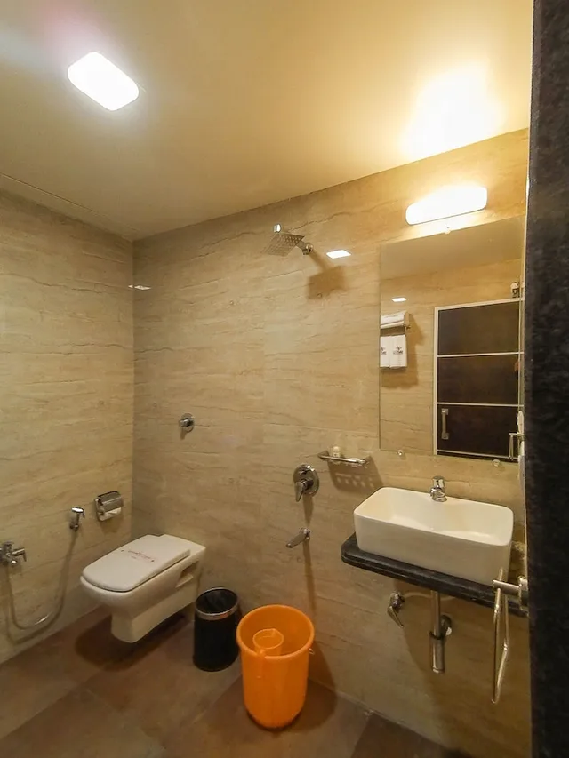 Suite, King Bed, Rudra Shelter International 2/3