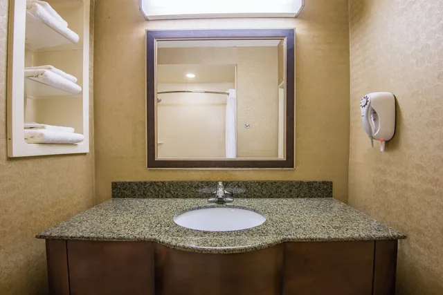 جناح بسريرين كوين بمنطقة جلوس، Holiday Inn Express Hotel Suites Clovis 3/5