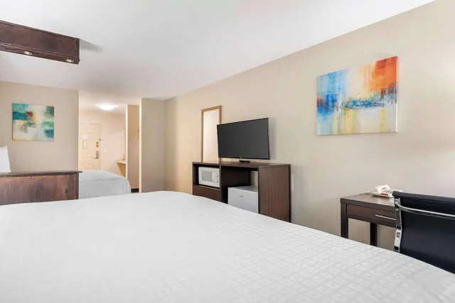 Standard, King and Queen Bed, Best Western Post Inn 2/4