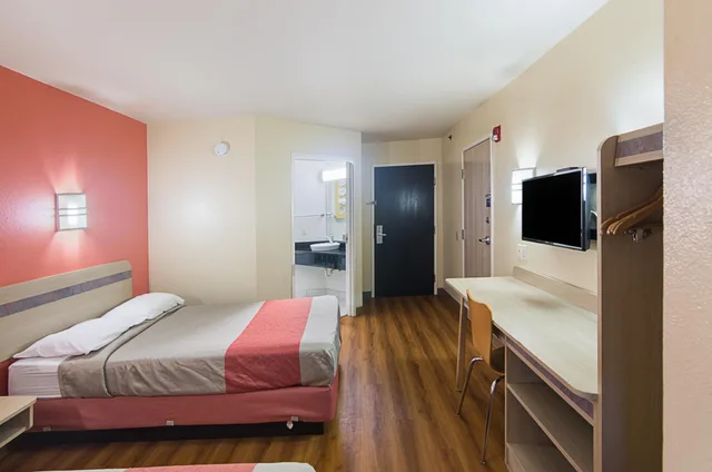 1 Queen Bed - Mobility Accessible Tub Nsmk، Motel6 Terrell, TX 1/10