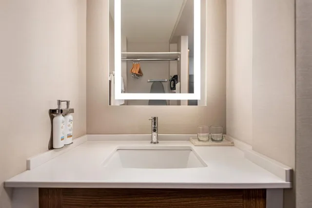 غرفة بريميوم بسرير كينج وسريرين كوين، HOLIDAY INN HOTEL AND SUITES VANCOUVER DOWNTOWN 5/9