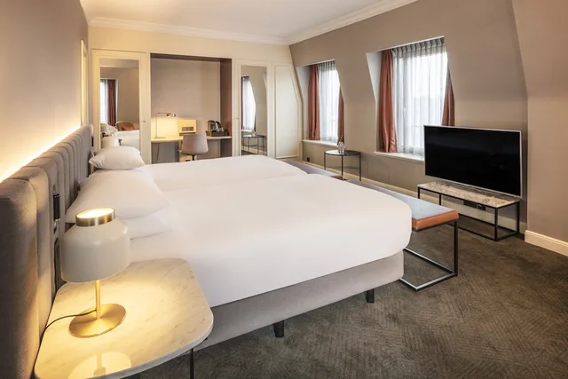 جناح جونيور بسريرين منفصلين مع دخول صالة النادي، Hilton Brussels Grand Place 5/6