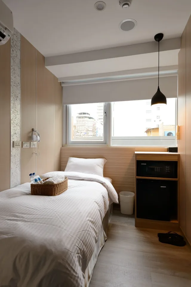 Female Dorm, Single, Shared Bathroom, Poshpacker Hotel 2/4