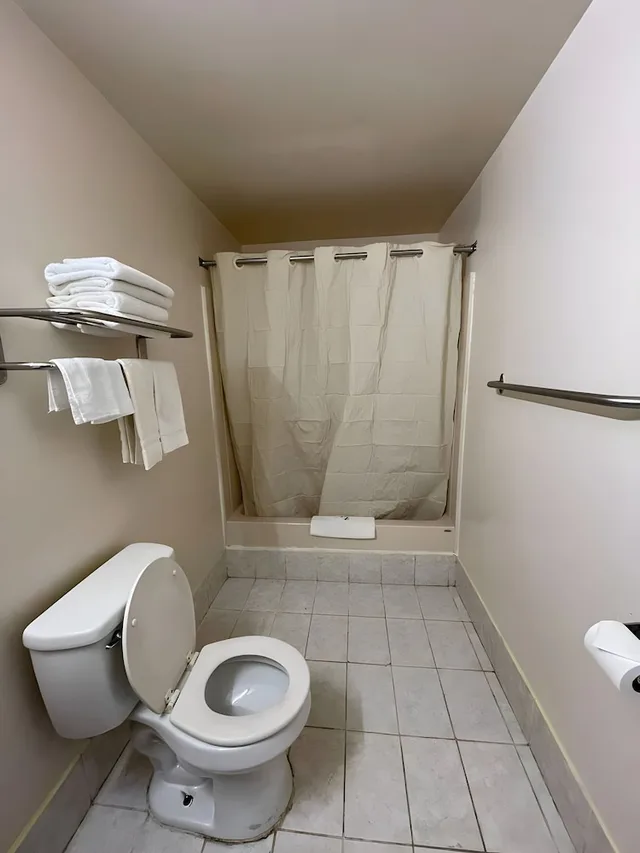 غرفة بسرير كينج للمدخنين، Scottish Inns Middletown 8/8