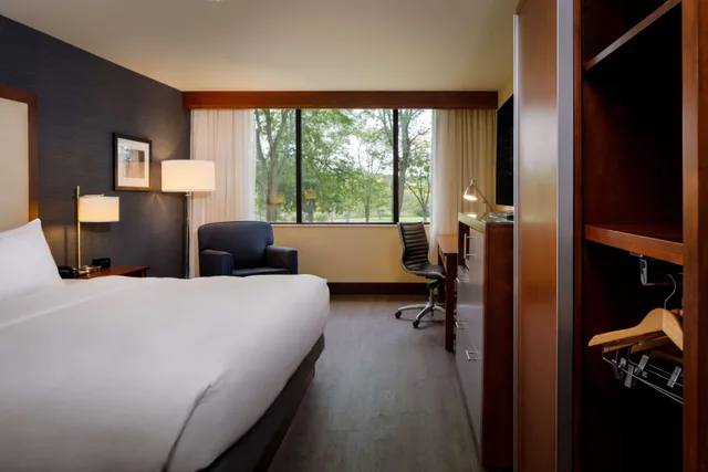 جناح بسرير كينج بغرفتين مع أريكة، Doubletree By Hilton Hotel Pittsburgh - Cranberry 4/8