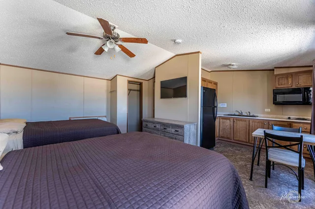جناح استوديو بزنس بسريرين مزدوجين، Elite Cabins and RV Park 1/5