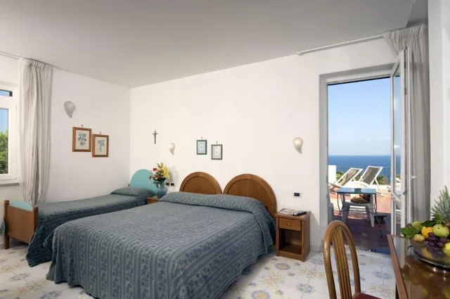 غرفة بسريرين منفصلين بإطلالة على البحر، Gemma Hotel 1/3