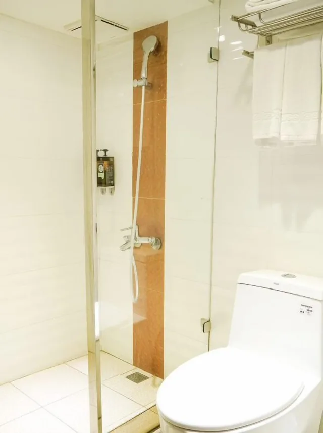 Economy, Quadruple, 2 Double Beds, No Window، Talmud Hotel Yi Zhong Branch 4/4